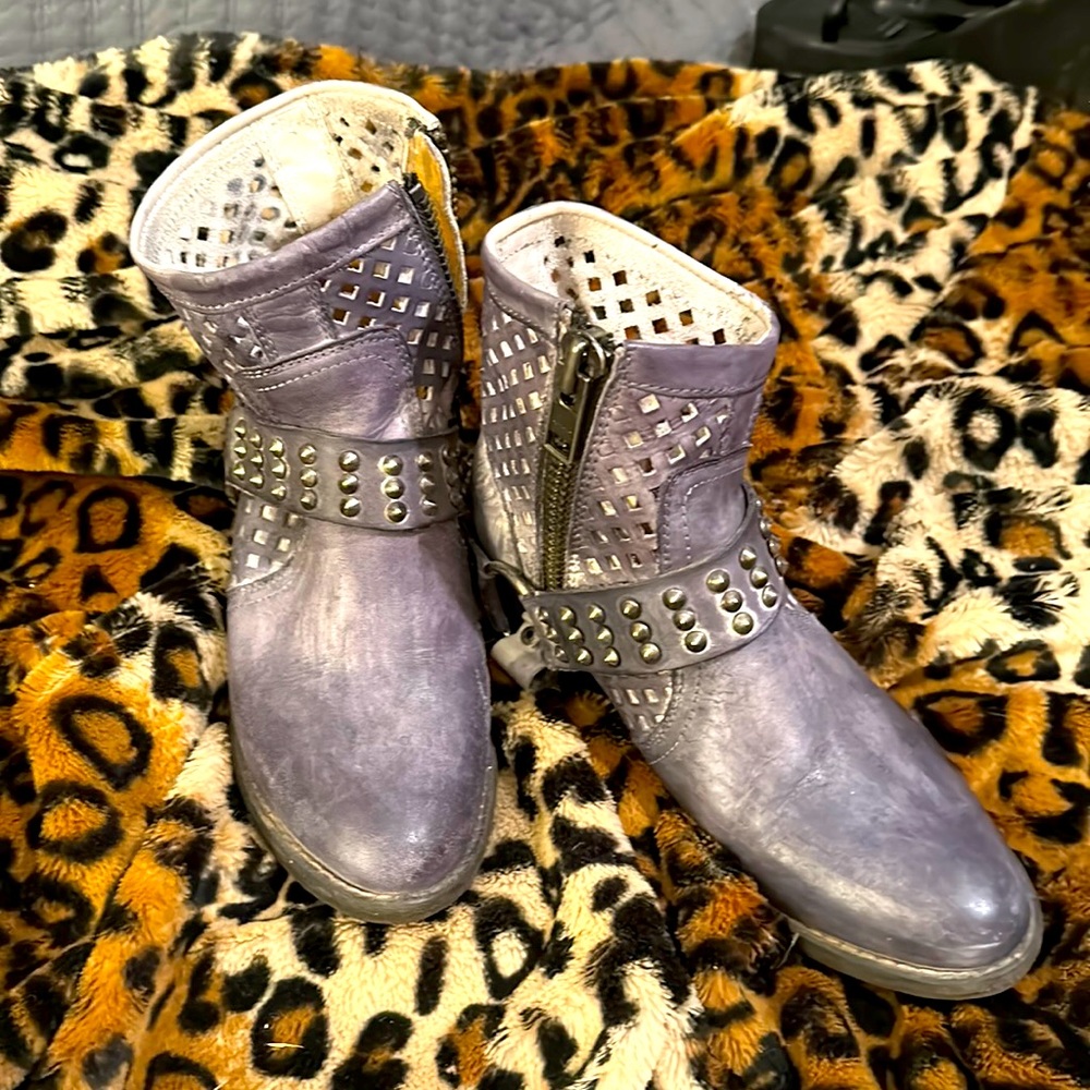 Like new 6 1/2 VERY VOLATILE Stone washed grey bootie